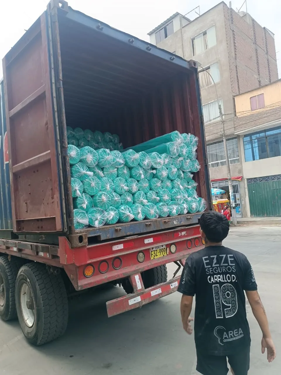 Descarga de un contenedor de malla raschel en Lima